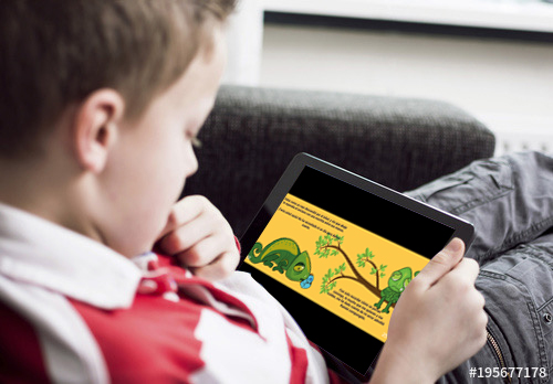 Mokup niño interactuando con tablet viendo un epub.03 o cuento interactivo.